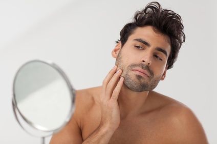 L’ACNÉ AU MASCULIN. LEÇON NUMÉRO 2 : RECONNAÎTRE LES BOUTONS DÛS À L’ACNÉ, LES SYMPTOMES DE L’ACNÉ (VIDÉO ET TEXTE)