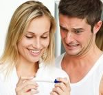 jeune couple et test de grossesse