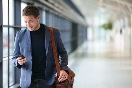 Homme regardant son smartphone - Esthétique Homme